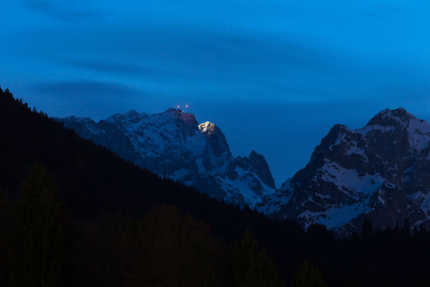 德国最高的祖格斯匹兹山与祖格斯匹兹建筑站在傍晚图片下载