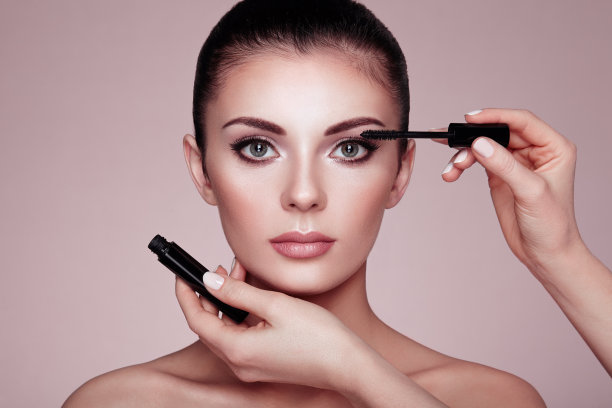 美丽的黑发女人画睫毛图片下载