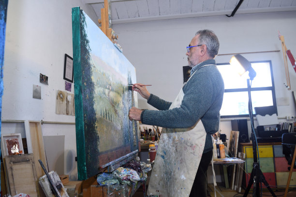 一个画家的肖像艺术家谁工作在他的工作室图片下载