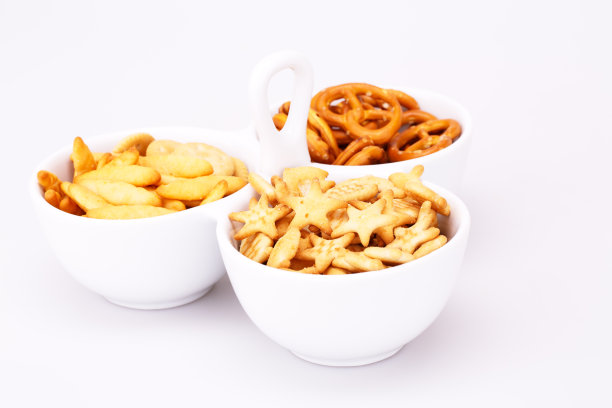 不同的咸饼干在碗里图片下载