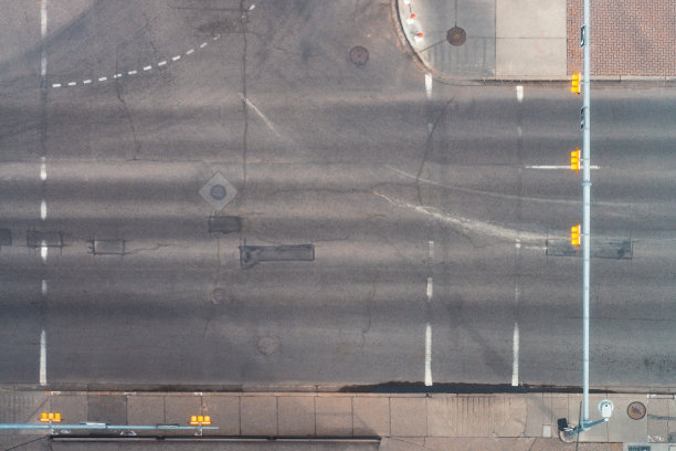 从正上方看，空的城市交汇处图片下载