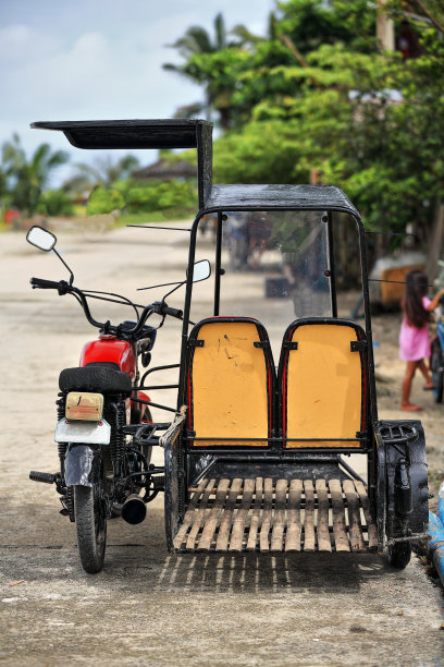 红-黑-奶色三轮车在渔港地区。Sipalay-Negros Occidental-Philippines。0383图片下载