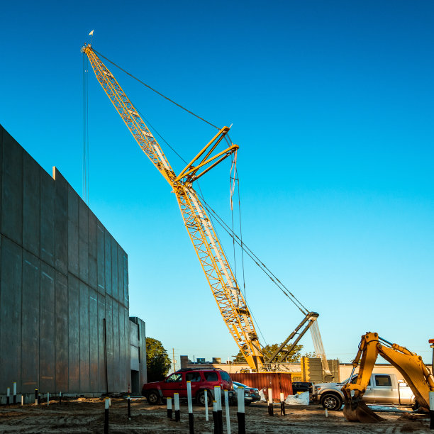 起重机在黎明图片下载