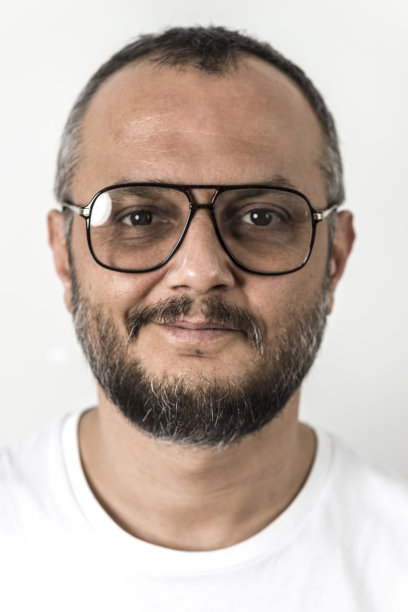 微笑的男人肖像图片下载