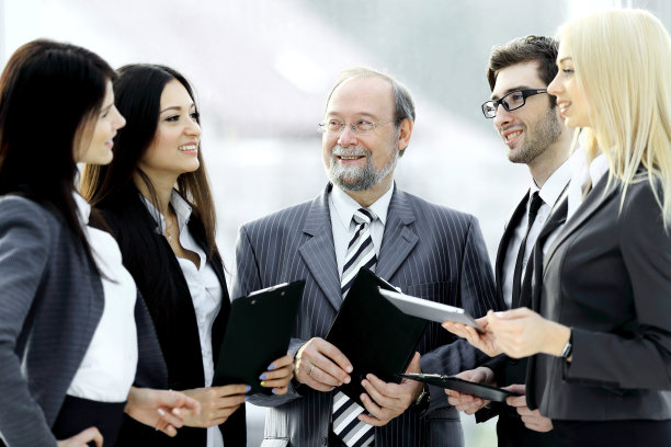 关闭了。一个业务团队站在办公室里交谈图片下载