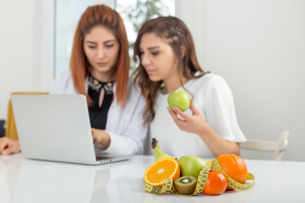 营养师在笔记本上展示饮食计划图片下载