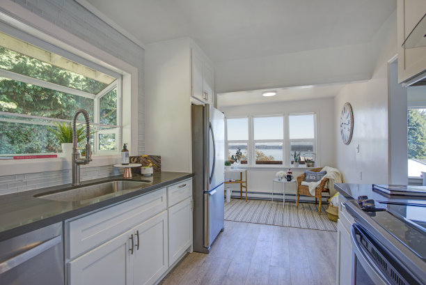 白色厨房，光线充足的休息区。图片下载