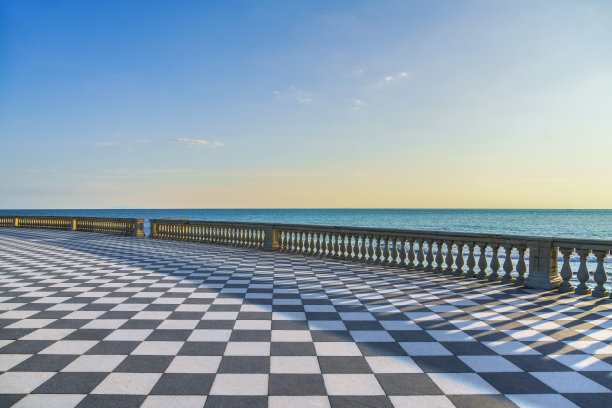 日落时分的Mascagni Terrazza露台。利沃诺意大利托斯卡纳图片下载