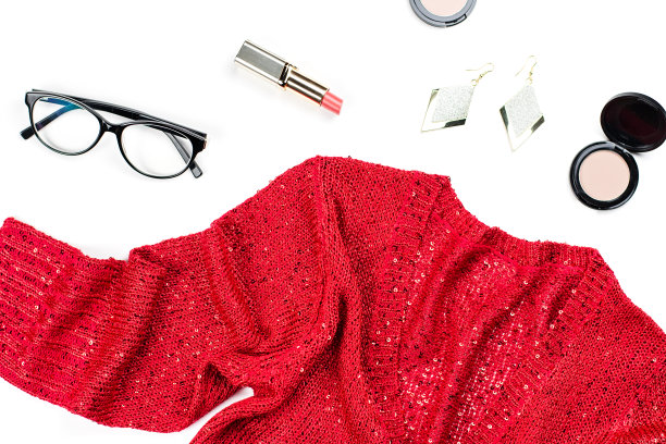 女士优雅的红色亮片连衣裙，珠宝，化妆项目和黑色高跟鞋。平躺图片下载