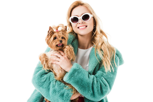 迷人的年轻女子穿着薄荷皮大衣抱着孤立的约克夏梗白色图片下载