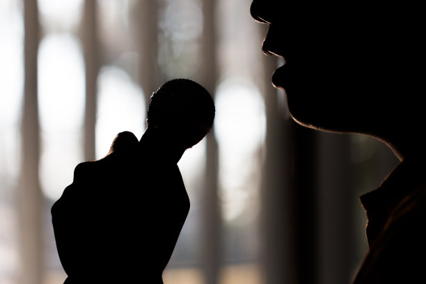 剪影歌手唱歌或在音乐会与麦克风在灯光活动会议大厅的灯光背景图片下载