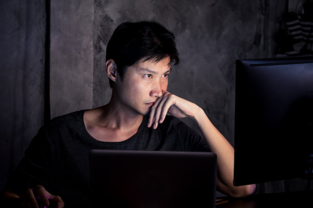 专心和集中的年轻人工作在电脑在家里晚上图片下载