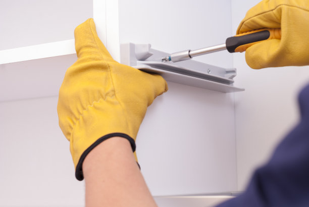 工人组装家具图片下载