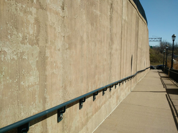 空的人行道，墙上有栏杆图片下载