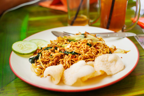 亚洲美食-酱面拌炒蔬菜和炸鱼片。巴厘岛,印度尼西亚。图片下载