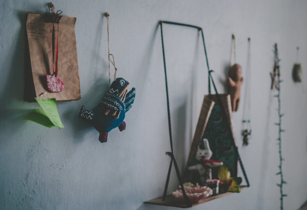 女孩的房间内。色彩缤纷的玩具及纪念品图片下载