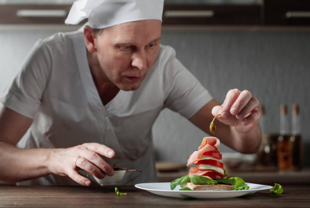厨师用马苏里拉奶酪和熏肉制作小吃。图片下载