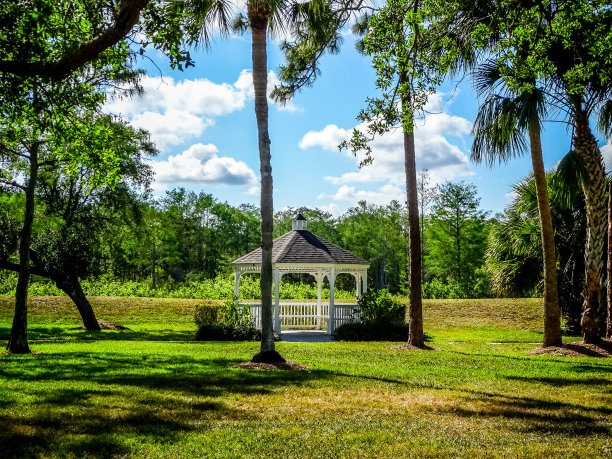 公园里的白色小屋图片下载