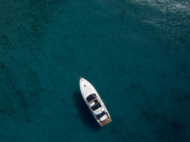 独自旅行的船图片下载