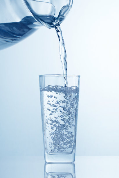 把水从大水罐倒进玻璃杯里图片下载