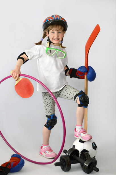 孩子们，孩子们，参加各种各样的运动。运动器材。图片下载