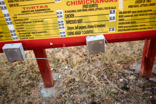 近距离看一份标有价格的黄色菜单图片下载