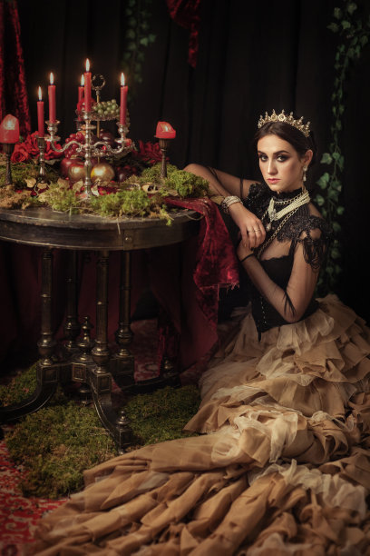 一个戴着皇冠的美丽女孩的肖像素材图片