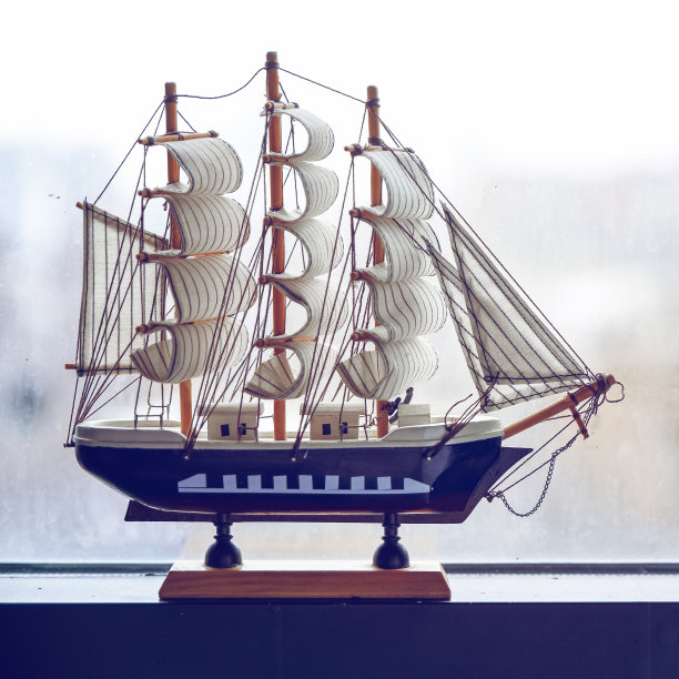 帆船模型立在一扇蒙着雾的窗户上。旅行的概念。梦想假期图片下载