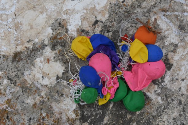 一堆没有空气的气球图片下载