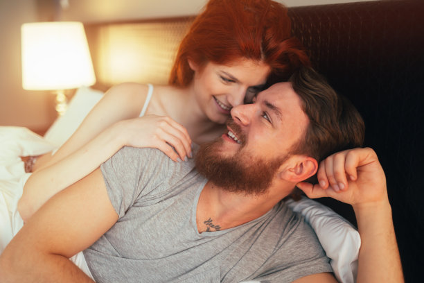 幸福的夫妇在床上表达情感图片下载