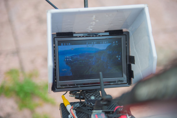 无人机监视高空飞行的海面图片下载