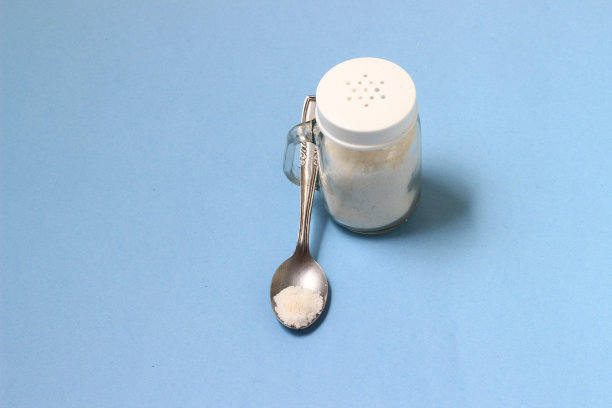 健康生活方式插画，茶匙上的少量盐图片下载