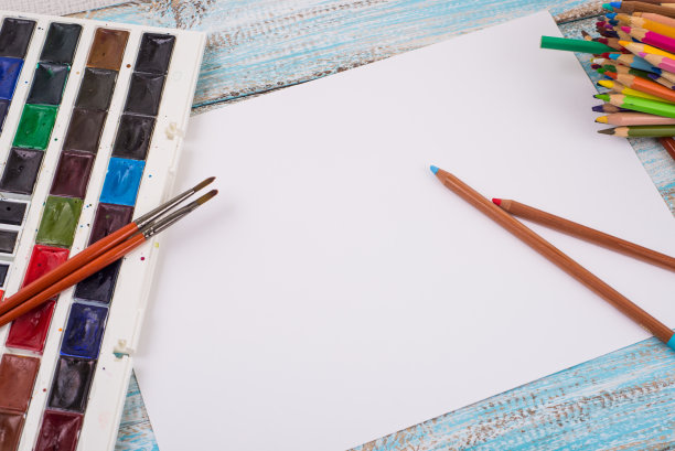把颜料、铅笔和画笔放在地板上。图像预处理图片下载