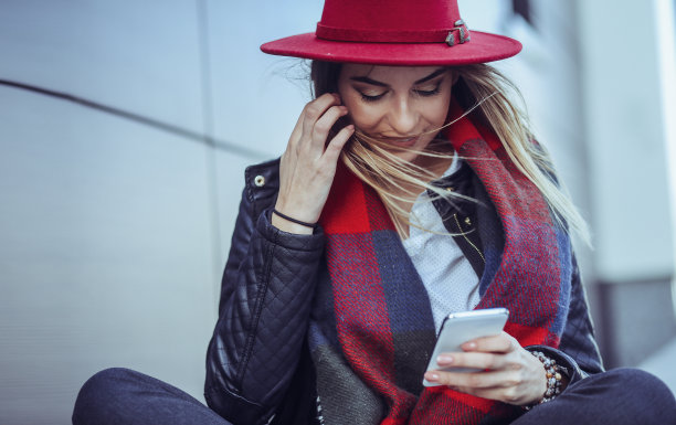一个女人用智能手机的照片图片下载