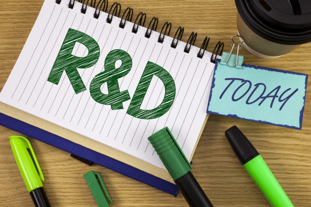 书写笔记显示研发的商业照片，展示研究和发展的科学调查创新写在记事本上，在木制的背景上，今天的杯子钢笔记号笔旁边图片下载