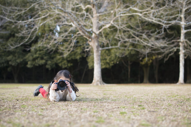 小女孩要拍照了图片下载