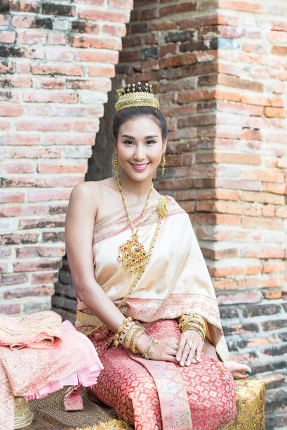 泰国大城府，身着泰国传统服饰的美女图片下载