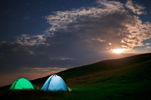 帐篷被灯笼照亮，夜空满是星星。图片下载