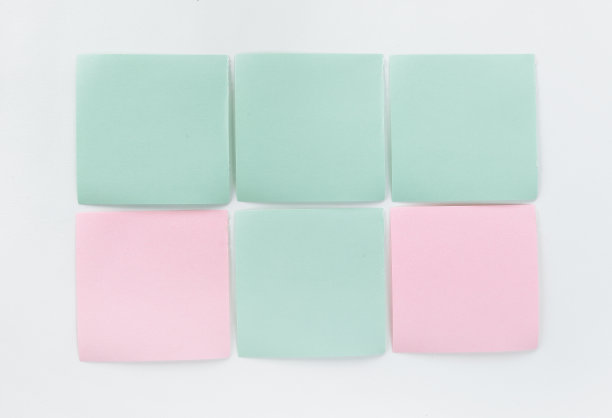 用于在白色背景上单独做笔记的彩色纸。带拷贝空间的照片图片下载