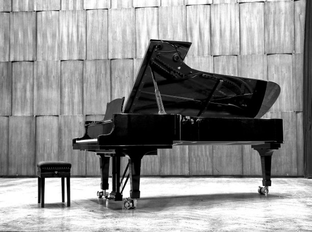 钢琴在舞台上图片下载