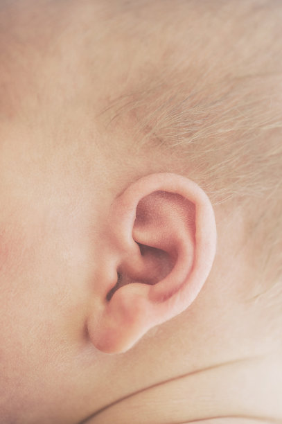 靠近婴儿耳朵图片下载