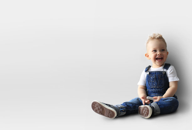 小男孩在微笑图片下载