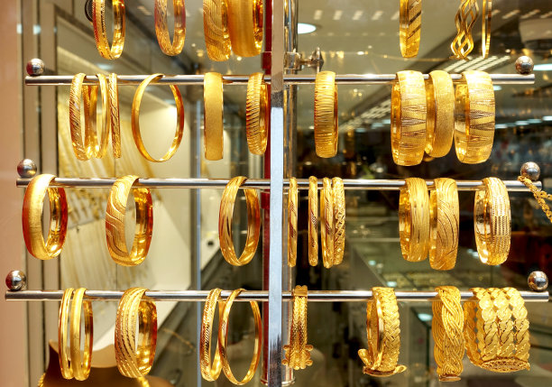 珠宝店橱窗里的金手镯图片下载