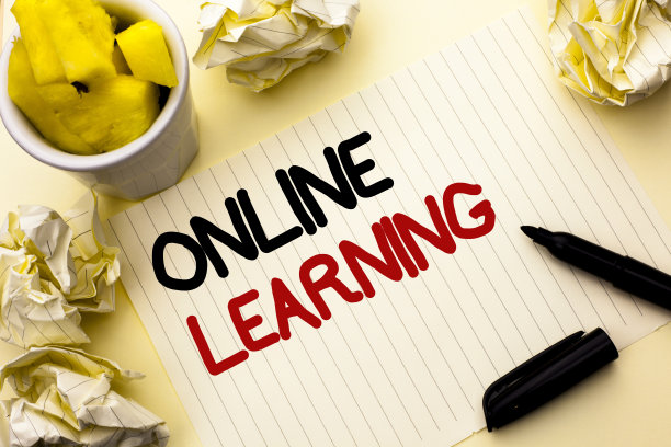 概念手写显示在线学习。商业图片展示远程教育电子教育技术写在笔记本纸上，在朴素的背景杯标记图片下载