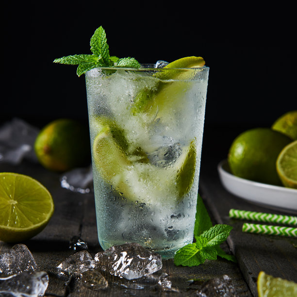 莫吉托鸡尾酒加柠檬和薄荷高球杯加冰。图片下载