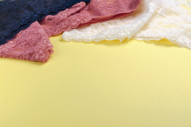 一套美丽的蕾丝内裤在黄色的背景图片下载