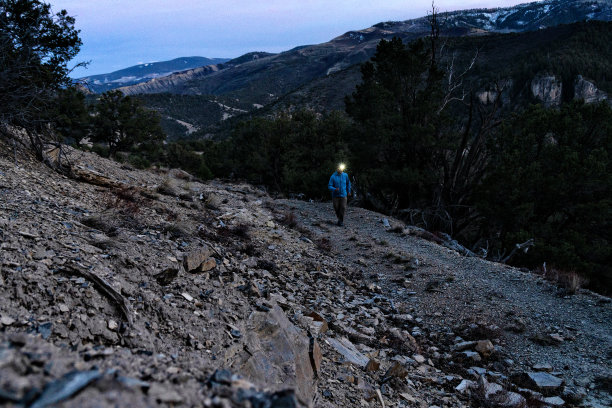 晚上带着头灯跑步图片下载