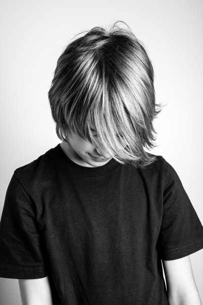 羞耻的孩子-黑白照片图片下载