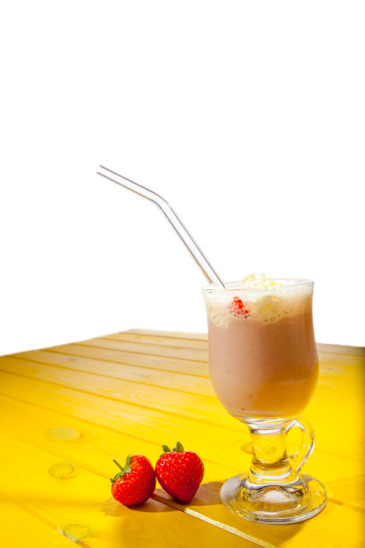 草莓奶昔。夏日水果冰沙杯配吸管。图片下载
