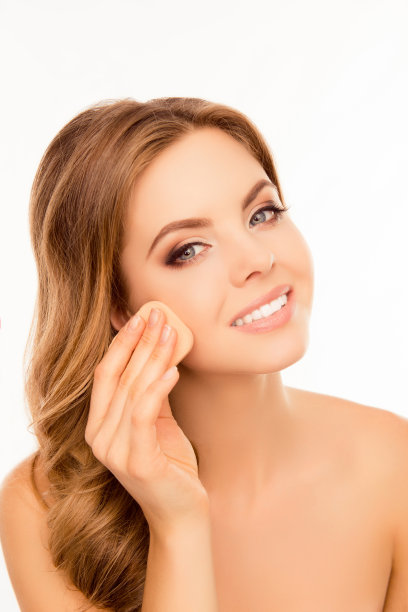 微笑女人傍晚肤色与海绵的肖像图片下载